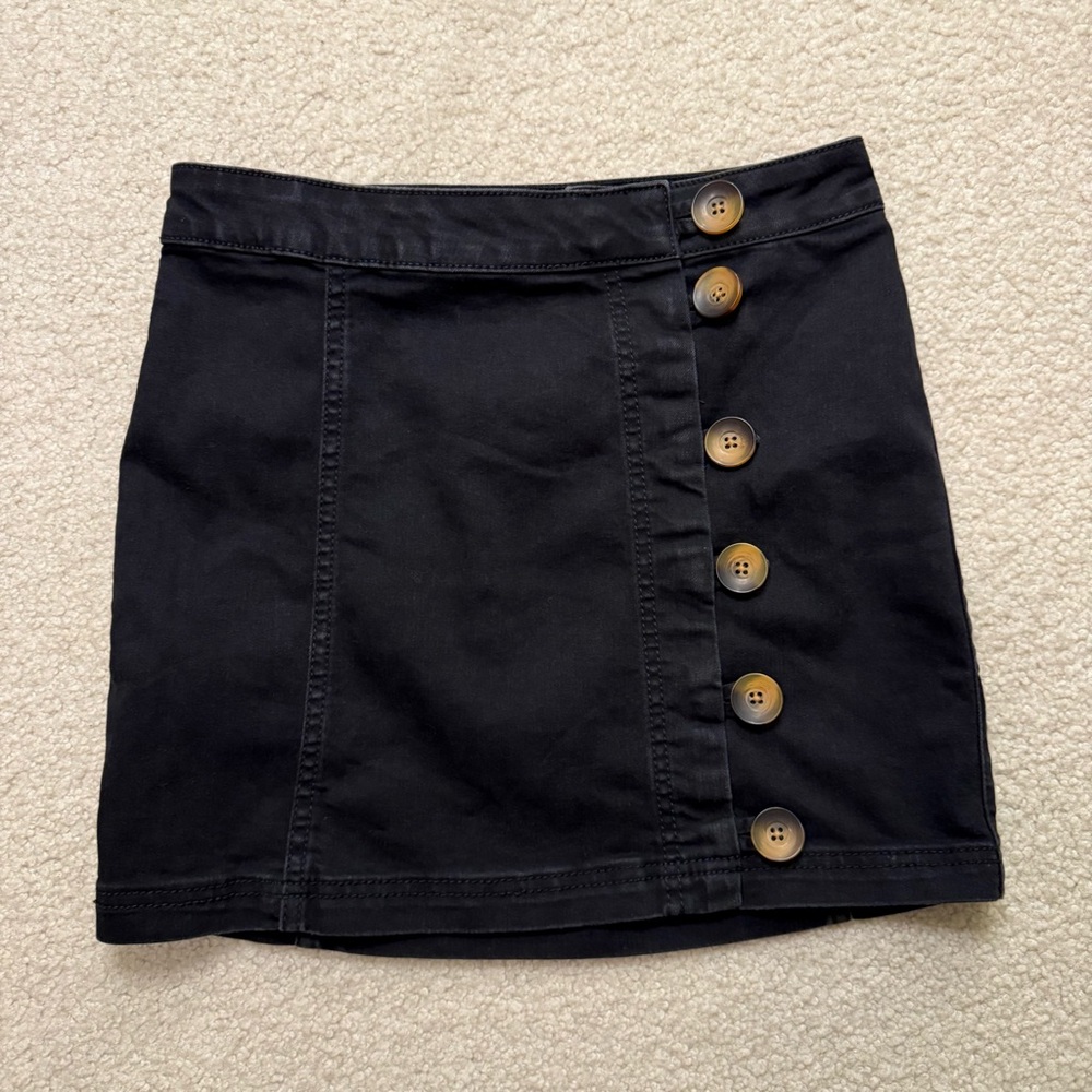 EUC free people little daisies black button front denim stretch mini skirt